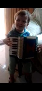 Al ver este video divertido, ¡no podrás dejar de reír! ¡Este dulce niño se considera un maestro del acordeón! ¡Tienes que verlo!