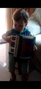 Al ver este video divertido, ¡no podrás dejar de reír! ¡Este dulce niño se considera un maestro del acordeón! ¡Tienes que verlo!