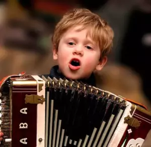 Al ver este video divertido, ¡no podrás dejar de reír! ¡Este dulce niño se considera un maestro del acordeón! ¡Tienes que verlo!