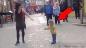 ¡Esta dulce niña no pudo quedarse quieta cuando vio a la bailarina irlandesa! ¡Qué bien baila! ¡Vamos a verlo!