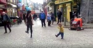 ¡Esta dulce niña no pudo quedarse quieta cuando vio a la bailarina irlandesa! ¡Qué bien baila! ¡Vamos a verlo!