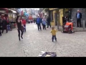 ¡Esta dulce niña no pudo quedarse quieta cuando vio a la bailarina irlandesa! ¡Qué bien baila! ¡Vamos a verlo!