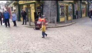 ¡Esta dulce niña no pudo quedarse quieta cuando vio a la bailarina irlandesa! ¡Qué bien baila! ¡Vamos a verlo!
