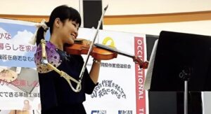 La japonesa Manami Ito sorprendió a todos con su habilidad para tocar el violín. ¡Ella comparte las dificultades que ha enfrentado! ¡Detalles interesantes sobre su vida dura!