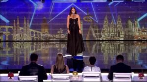 ¡Qué bien canta esta chica enérgica! ¡Ella sorprendió a todos en la sala con su actuación! ¡Esto hay que verlo!