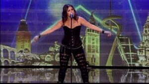 ¡Qué bien canta esta chica enérgica! ¡Ella sorprendió a todos en la sala con su actuación! ¡Esto hay que verlo!
