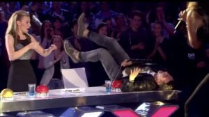 ¡Qué bien canta esta chica enérgica! ¡Ella sorprendió a todos en la sala con su actuación! ¡Esto hay que verlo!