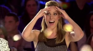 ¡Qué bien canta esta chica enérgica! ¡Ella sorprendió a todos en la sala con su actuación! ¡Esto hay que verlo!