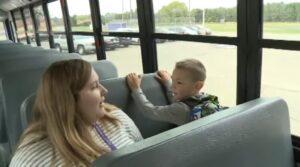 ¡Esta historia sobre el conductor del autobús escolar y el niño es muy conmovedora! ¡Veamos el video que cuenta esta historia!