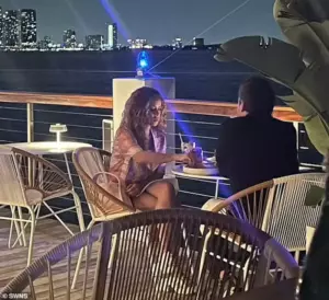 ¡Shakira fue sorprendida en una cita con un misterioso desconocido en medio de rumores sobre un romance con la estrella de la serie «Emily en París»! ¡Fotos impactantes!