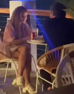 ¡Shakira fue sorprendida en una cita con un misterioso desconocido en medio de rumores sobre un romance con la estrella de la serie «Emily en París»! ¡Fotos impactantes!