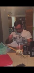 El día de su 16 cumpleaños, la chica le da a su padrastro un regalo inesperado que lo conmueve hasta las lágrimas. ¡Al ver este video no podrás evitar llorar! Vamos a verlo.