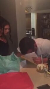 El día de su 16 cumpleaños, la chica le da a su padrastro un regalo inesperado que lo conmueve hasta las lágrimas. ¡Al ver este video no podrás evitar llorar! Vamos a verlo.