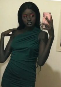 ¡Es una persona real! La modelo sudanesa atrajo la atención en internet hace 2 años al hacer esto… ¡Vamos a ver qué hizo!
