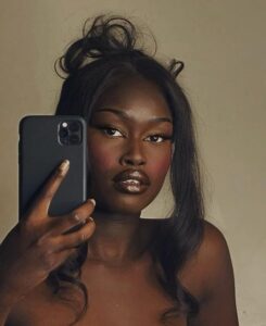 ¡Es una persona real! La modelo sudanesa atrajo la atención en internet hace 2 años al hacer esto… ¡Vamos a ver qué hizo!