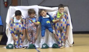 ¡Qué interesante es ver a estos carismáticos chicos en el show de talentos escolar! ¡Nadie podrá resistirse a este video divertido! Vamos a verlo.