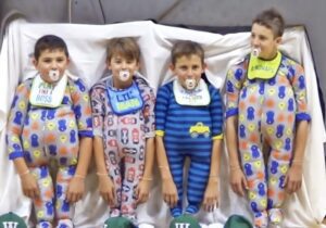 ¡Qué interesante es ver a estos carismáticos chicos en el show de talentos escolar! ¡Nadie podrá resistirse a este video divertido! Vamos a verlo.