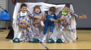 ¡Qué interesante es ver a estos carismáticos chicos en el show de talentos escolar! ¡Nadie podrá resistirse a este video divertido! Vamos a verlo.