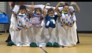¡Qué interesante es ver a estos carismáticos chicos en el show de talentos escolar! ¡Nadie podrá resistirse a este video divertido! Vamos a verlo.