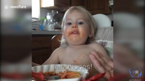¡Este adorable niño lleva a cabo una oración familiar antes de comer de manera muy conmovedora! ¡No podrás pasar por alto este video!