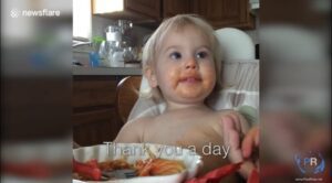 ¡Este adorable niño lleva a cabo una oración familiar antes de comer de manera muy conmovedora! ¡No podrás pasar por alto este video!