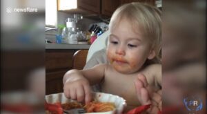 ¡Este adorable niño lleva a cabo una oración familiar antes de comer de manera muy conmovedora! ¡No podrás pasar por alto este video!