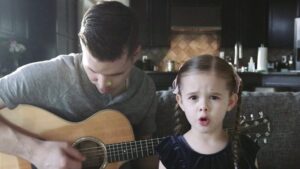 ¡Este emotivo dueto entre padre e hija ha sorprendido a toda la red! ¡Vamos a ver juntos cómo el padre reacciona a las conmovedoras palabras de su hija!