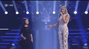 ¡Esta pequeña niña es invitada a cantar junto a la superestrella, y en solo unos segundos sorprende a todos con su voz! ¡Hay que verlo!