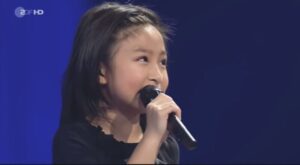 ¡Esta pequeña niña es invitada a cantar junto a la superestrella, y en solo unos segundos sorprende a todos con su voz! ¡Hay que verlo!