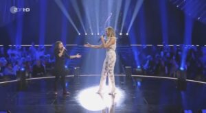 ¡Esta pequeña niña es invitada a cantar junto a la superestrella, y en solo unos segundos sorprende a todos con su voz! ¡Hay que verlo!