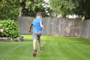¡Una historia que no te dejará indiferente! Este maravilloso niño en mi jardín hizo algo que lo cambió todo. ¿Qué hizo? ¡Vamos a descubrirlo!