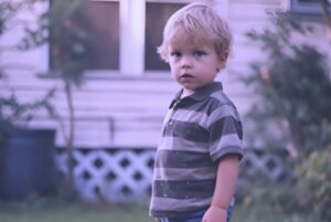 ¡Una historia que no te dejará indiferente! Este maravilloso niño en mi jardín hizo algo que lo cambió todo. ¿Qué hizo? ¡Vamos a descubrirlo!