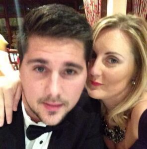 A primera vista, parece una foto normal, pero si miras detenidamente, verás lo que cambió la vida de esta pareja.
