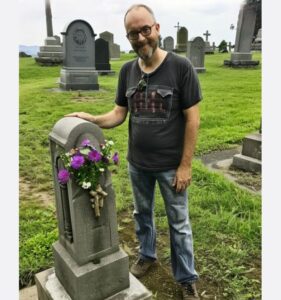 "En la tumba de mi esposa, descubrí algo que cambió mi vida. ¡No estaba en absoluto preparado para ello!"