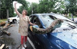 «Dios me dijo que me agachara»: una mujer afirma haber escuchado a Dios advertirle antes de que …