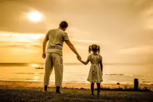 Crié a mi hija solo. Después de 15 años, ella hizo algo que me rompió el corazón. ¡No pude evitar llorar por eso!