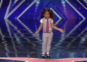 La voz de esta niña sorprendió a todos, ¡especialmente a Simon! Salió al escenario para besar a esta adorable niña. ¡Veamos juntos!