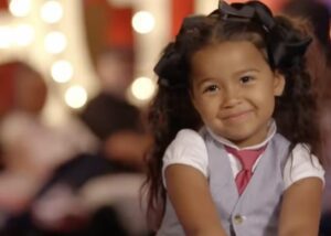 La voz de esta niña sorprendió a todos, ¡especialmente a Simon! Salió al escenario para besar a esta adorable niña. ¡Veamos juntos!