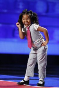 La voz de esta niña sorprendió a todos, ¡especialmente a Simon! Salió al escenario para besar a esta adorable niña. ¡Veamos juntos!