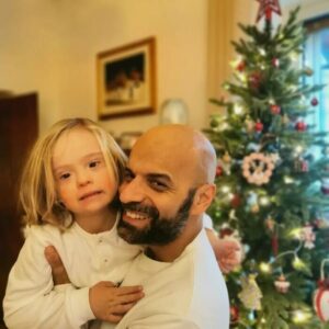 "Hace 4 años, un hombre adoptó a una niña 'especial', a la que rechazaron 2 familias: ¡así es como luce y vive ahora! ¡Detalles interesantes!"