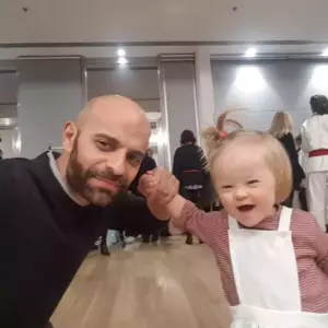 "Hace 4 años, un hombre adoptó a una niña 'especial', a la que rechazaron 2 familias: ¡así es como luce y vive ahora! ¡Detalles interesantes!"