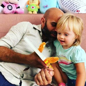 "Hace 4 años, un hombre adoptó a una niña 'especial', a la que rechazaron 2 familias: ¡así es como luce y vive ahora! ¡Detalles interesantes!"