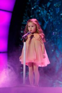 Mira cómo canta esta niña de tres años. Simplemente no encuentro palabras para describirlo. ¡Hay que verlo!