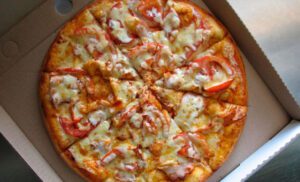 Un hombre mayor pidió pizza durante muchos años, y un día, la repartidora de pizza cambió su vida.