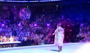 Todos se reían cuando salió al escenario, pero cuando empezó a cantar… ¡Es increíble! ¡Tienes que verlo!