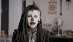 Una chica gótica decidió experimentar y mostró cómo se vería con ropa normal y un maquillaje sencillo.