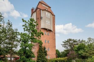 ¡Qué interesante se ve el interior de una casa que antes era una torre de agua! ¡Fotos impactantes!