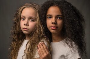 Una se parece a papá y la otra se convirtió en una copia de mamá: ¡las gemelas únicas cumplen 13 años! ¿Cómo lucen ahora?