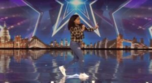 ¡Esta chica loca encendió el escenario! Su voz sorprendió a todos. ¡Simon no pudo contenerse y presionó el botón! ¡Tienes que verlo!
