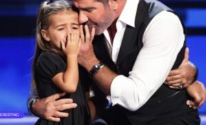 ¡Esto nunca volverá a ocurrir! ¡Esa niña sorprendió a todos con su voz! Simon no pudo esperar a que terminara la actuación, salió al escenario para...